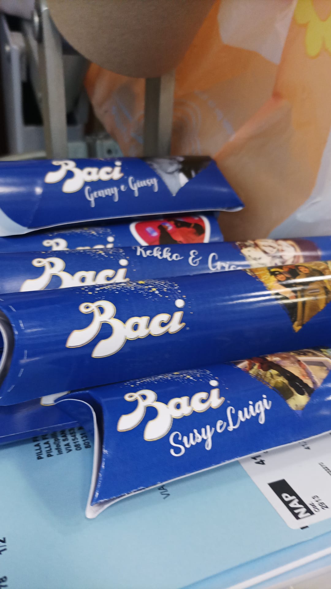 Tubo baci di cioccolato personalizzato con foto e frase o canzone